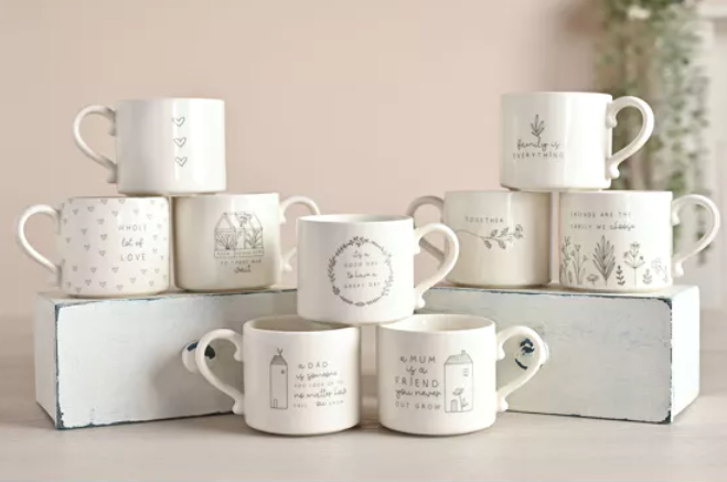 MOMENTS MUG - FRIENDS ARE FAMILY